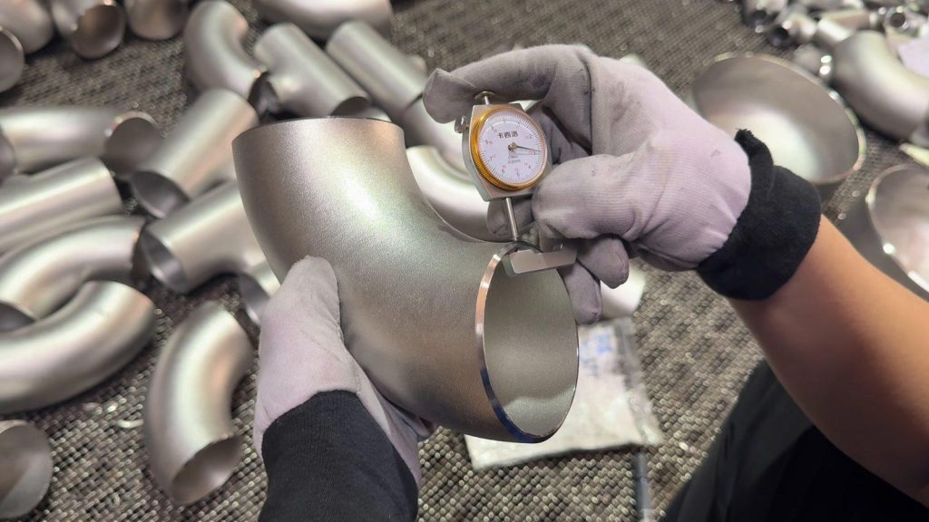 用指针式测厚仪测量不锈钢弯头壁厚