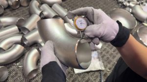 用指针式测厚仪测量不锈钢弯头壁厚