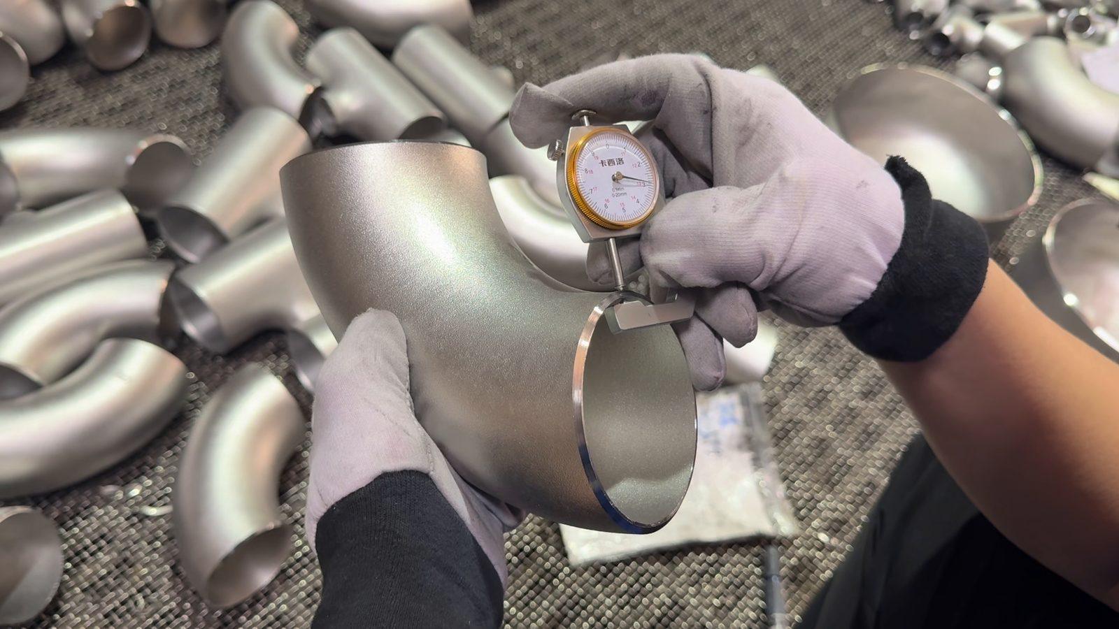 用指针式测厚仪测量不锈钢弯头壁厚
